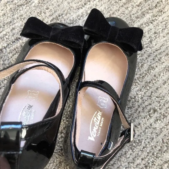 Venettini girls patent leather black bow dress shoes 27