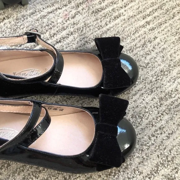 Venettini girls patent leather black bow dress shoes 27