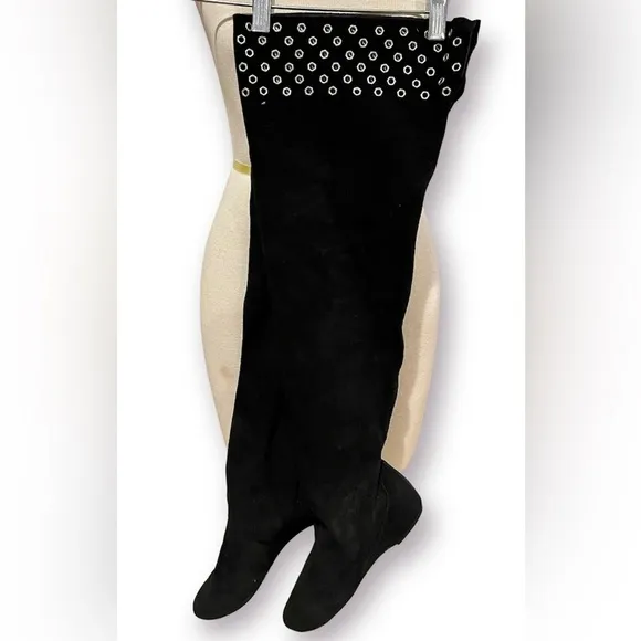 Vero Cuoio Suede Knee Boots Grommet Detail Size 7 But Fits Like An Size 8.
