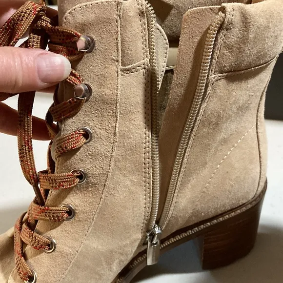 Vince Camuto VC-GAVIANA Ankle Boots. Size 8 1/2 W, NIB