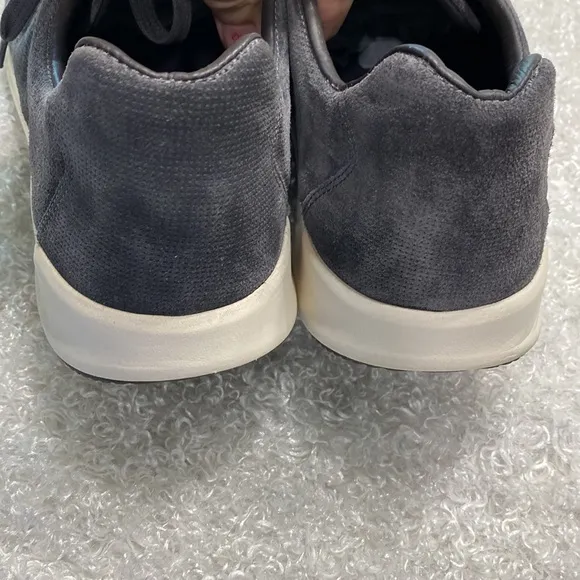 Vince Mens Size 11 1/2 Dark Gray Suede Sneakers