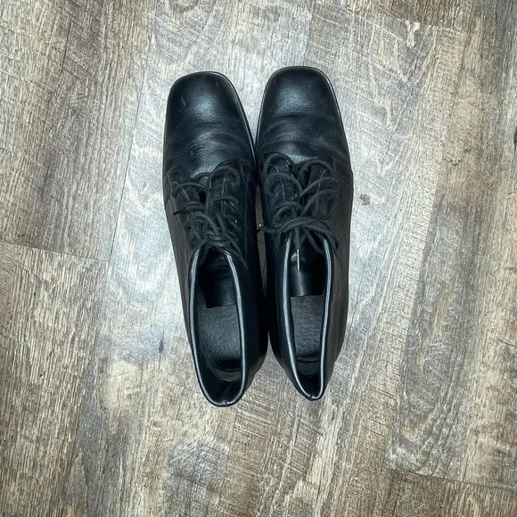 Vintage black genuine leather shoes