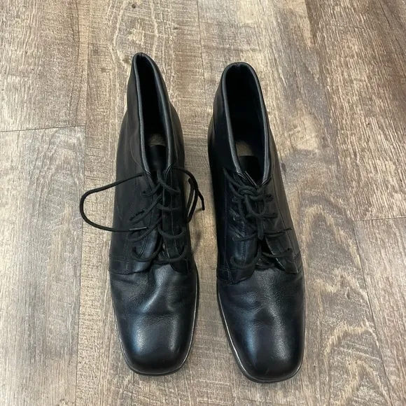 Vintage black genuine leather shoes