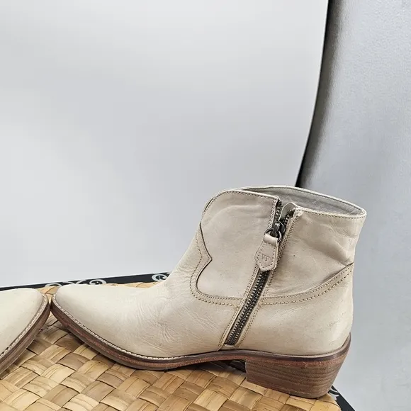 Vintage Foundry Co. Beige Cream Cowboy Boots Size 7.5
