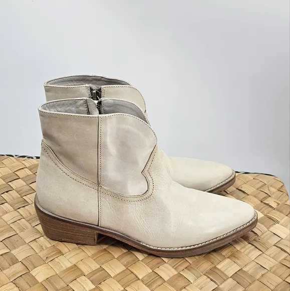 Vintage Foundry Co. Beige Cream Cowboy Boots Size 7.5