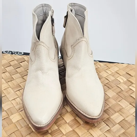 Vintage Foundry Co. Beige Cream Cowboy Boots Size 7.5