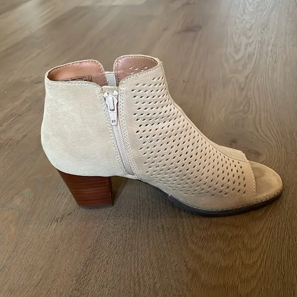 Vionic Chryssa Tan Suede Perforated Peep-Toe Ankle Bootie Women's Size 9