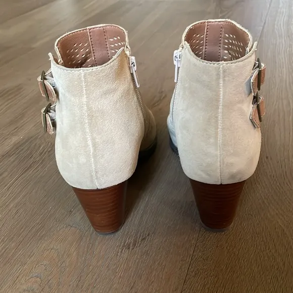 Vionic Chryssa Tan Suede Perforated Peep-Toe Ankle Bootie Women's Size 9