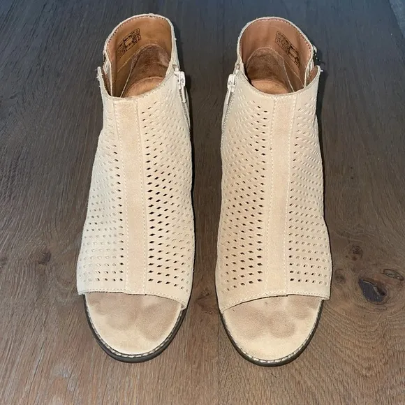 Vionic Chryssa Tan Suede Perforated Peep-Toe Ankle Bootie Women's Size 9