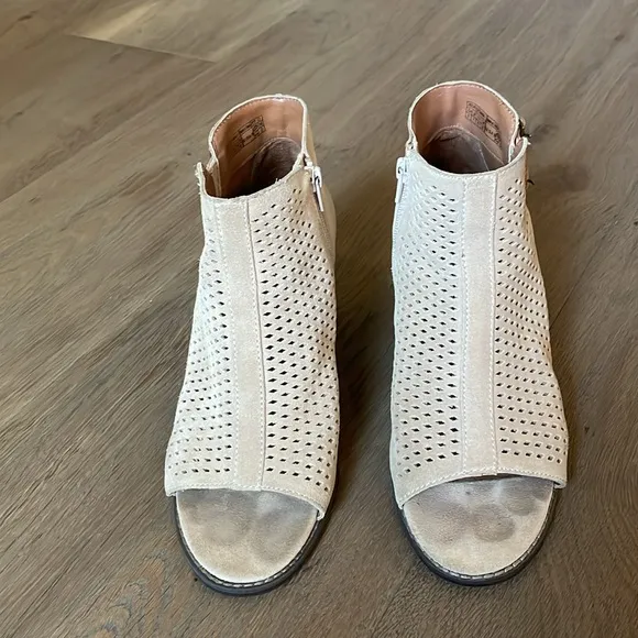 Vionic Chryssa Tan Suede Perforated Peep-Toe Ankle Bootie Women's Size 9