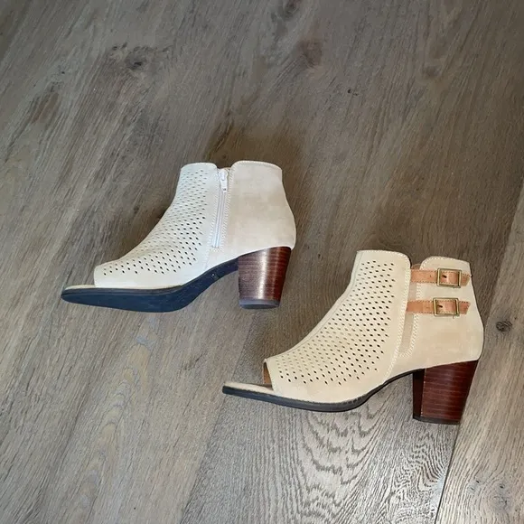 Vionic Chryssa Tan Suede Perforated Peep-Toe Ankle Bootie Women's Size 9
