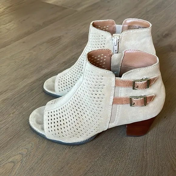 Vionic Chryssa Tan Suede Perforated Peep-Toe Ankle Bootie Women's Size 9
