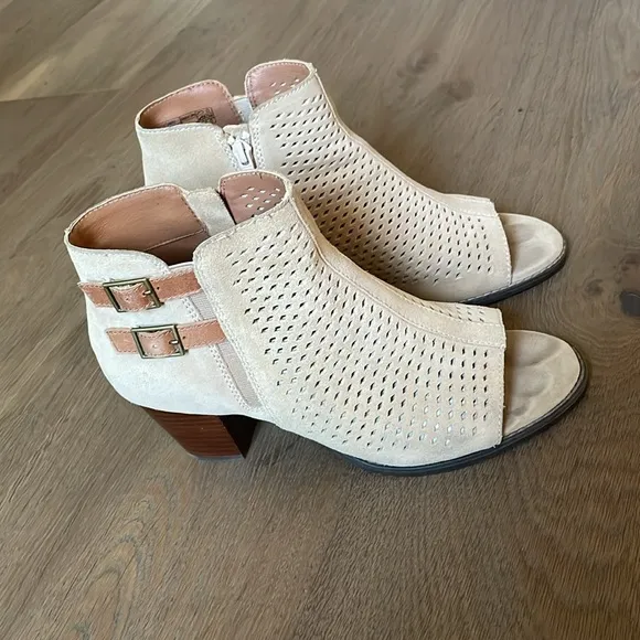 Vionic Chryssa Tan Suede Perforated Peep-Toe Ankle Bootie Women's Size 9