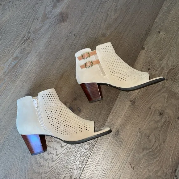 Vionic Chryssa Tan Suede Perforated Peep-Toe Ankle Bootie Women's Size 9