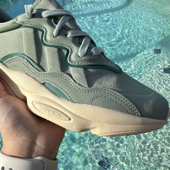 WOMEN'S Adidas Ozweego Low Silver Green Sand Strata  IE9508