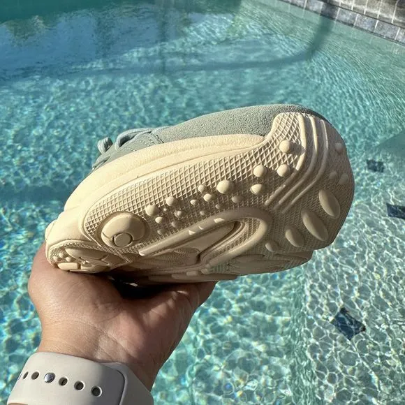 WOMEN'S Adidas Ozweego Low Silver Green Sand Strata  IE9508
