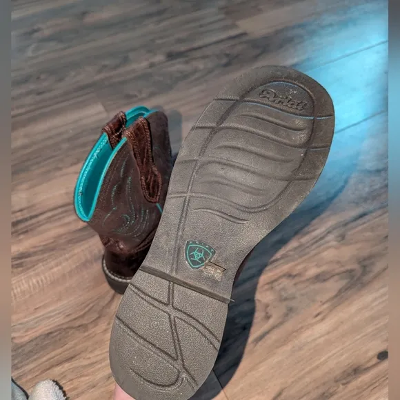 Women's Brown Leather and turquoise stitched Ariat cowgirl boots.