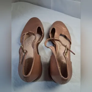 Women's Clarks Size 8 Tan Dress Shoes
