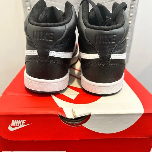 WOMEN'S NIKE COURT VISION MID SNEAKERS, SIZE 6.5