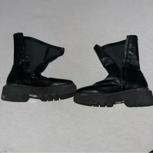 Womens Size 9 Leather Boots.