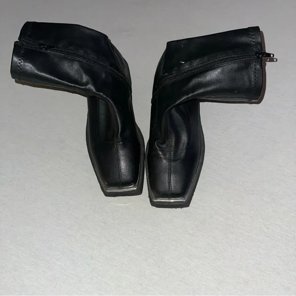 Womens Size 9 Leather Boots.