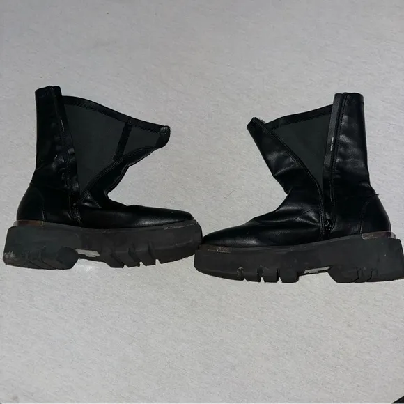 Womens Size 9 Leather Boots.