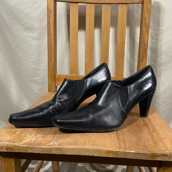 Women's Stuart WEITZMAN Black Pointed Toe Ankle Booties size 12