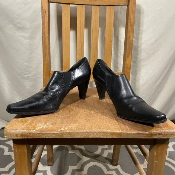 Women's Stuart WEITZMAN Black Pointed Toe Ankle Booties size 12