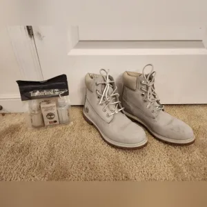 Womens Timberland Gray And Silver Boots Size 8 With Cleaning Kit Suede Leather