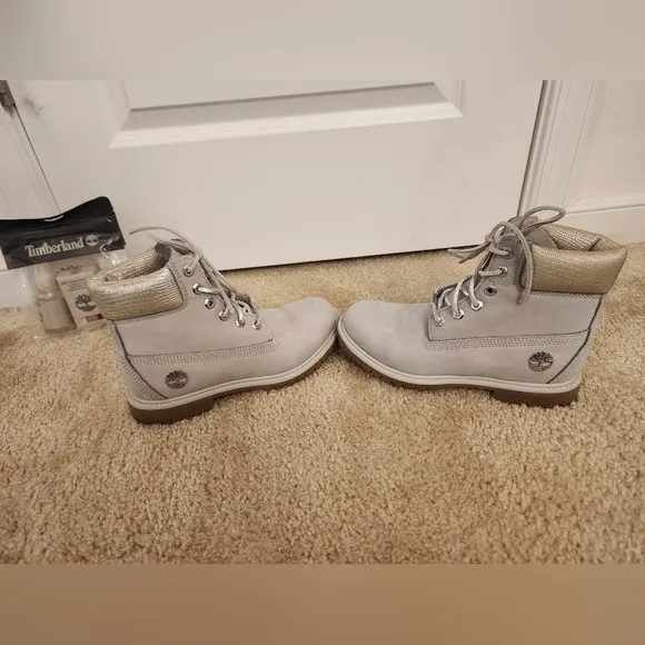 Womens Timberland Gray And Silver Boots Size 8 With Cleaning Kit Suede Leather