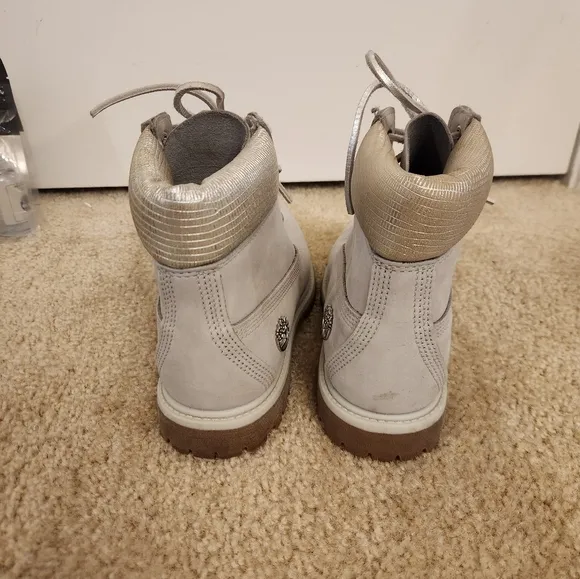 Womens Timberland Gray And Silver Boots Size 8 With Cleaning Kit Suede Leather