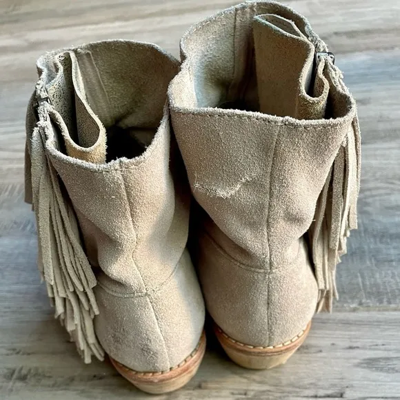 Zadig &amp; Voltaire Pearce Suede Fringe Ankle Boot Light Tan Color **HOLE** SZ 6